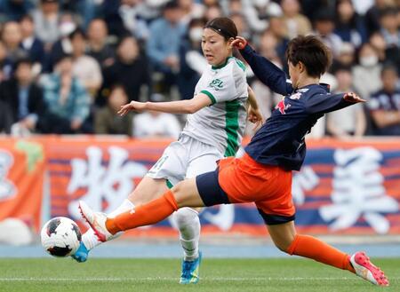 大宮－日テレ東京Ｖ　前半、ゴールを狙う日テレ東京Ｖ・樋渡（左）