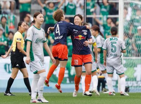 大宮－日テレ東京Ｖ　前半、先制ゴールを決め祝福される大宮・西尾（30）