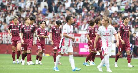 Ｃ大阪に敗れ、肩を落とす（左端から）大迫勇也、酒井高徳ら神戸イレブン（撮影・中田匡峻）