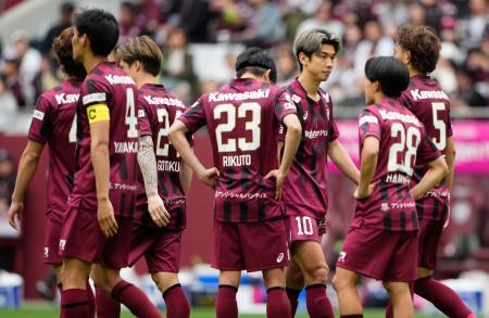 　ＰＫ戦の末、Ｃ大阪に敗れ肩を落とす大迫（右から３人目）ら神戸イレブン＝ノエスタ