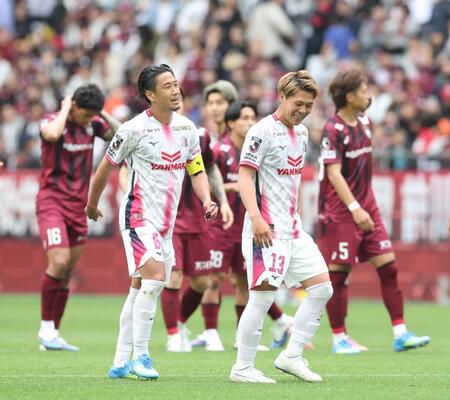 神戸イレブン（奥）にＰＫ戦の末、勝利し、表情が和らぐＣ大阪・香川真司（手前左）＝撮影・中田匡峻