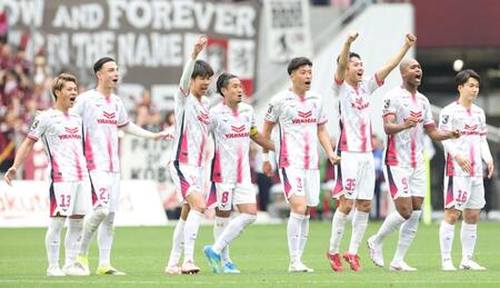 ＰＫ戦の末、神戸に勝利し喜ぶ香川真司（左から４人目）らＣ大阪イレブン（撮影・中田匡峻）