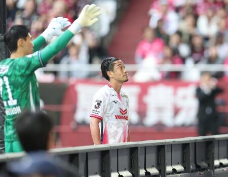 ＰＫ前、スタンドを見つめるＣ大阪・香川真司（撮影・中田匡峻）