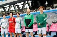 大宮戦に臨む日テレ東京Ｖ・岩清水（右端）ら