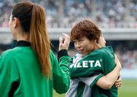 大宮戦に臨む日テレ東京Ｖ・岩清水（右手前）