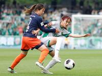 大宮－日テレ東京Ｖ　前半、競り合う大宮・落合（左）と日テレ東京Ｖ・真城