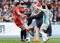 大宮とのＰＫ戦を制し優勝を決め、祝福される日テレ東京ＶのＧＫ大場（左）