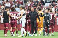 ＰＫ戦の末、Ｃ大阪に敗れた神戸イレブンを迎えるミヒャエル・スキッベ監督（中央右）＝撮影・中田匡峻