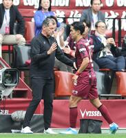 後半、交代する神戸・武藤嘉紀（右）を迎えるミヒャエル・スキッベ監督（撮影・中田匡峻）