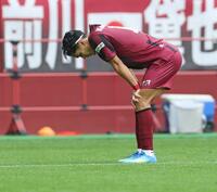 後半、パスが通らずがっくりの神戸・武藤嘉紀（撮影・中田匡峻）
