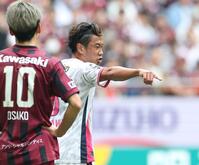 前半、指示を出すＣ大阪・香川真司（撮影・中田匡峻）