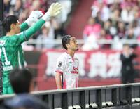 ＰＫ前、スタンドを見つめるＣ大阪・香川真司（撮影・中田匡峻）