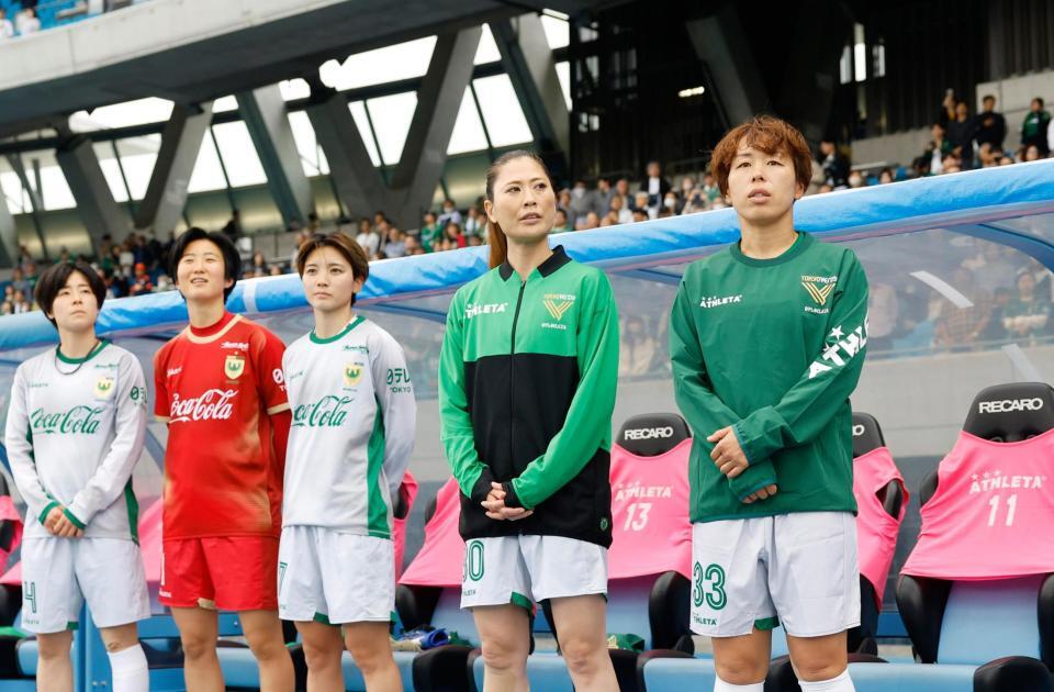 大宮戦に臨む日テレ東京Ｖ・岩清水（右端）ら