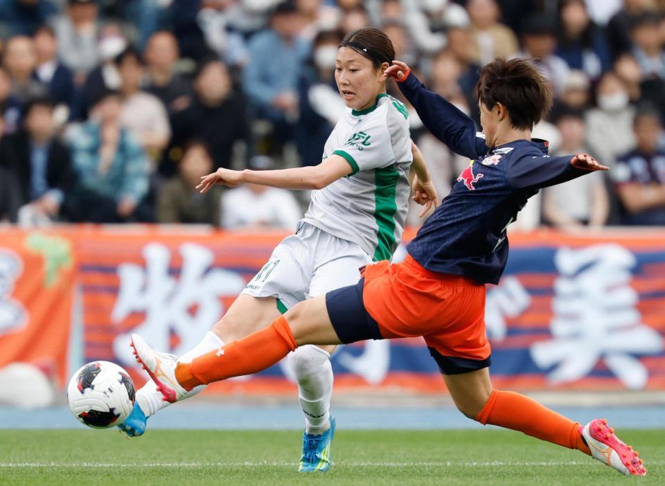 大宮－日テレ東京Ｖ　前半、ゴールを狙う日テレ東京Ｖ・樋渡（左）