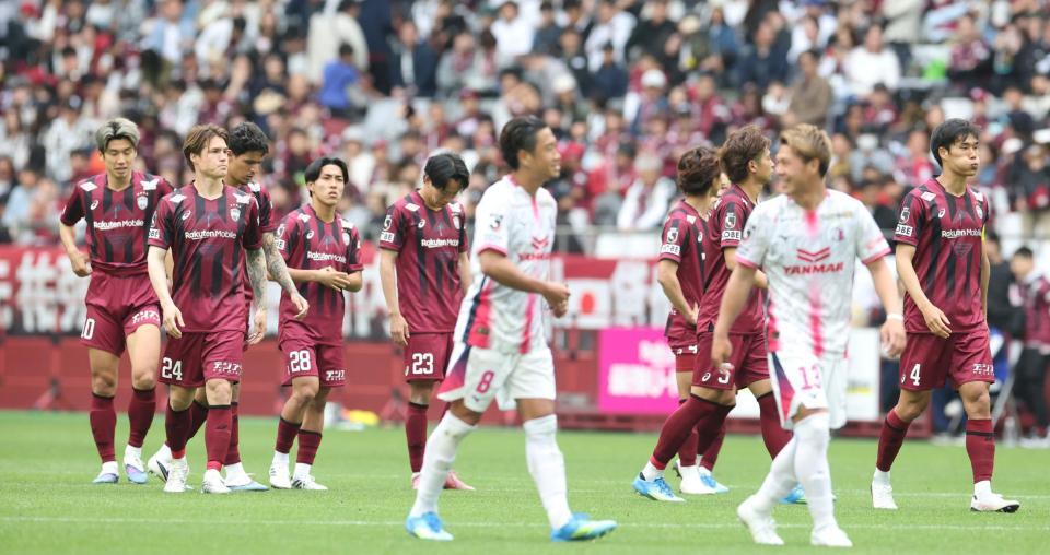 Ｃ大阪に敗れ、肩を落とす（左端から）大迫勇也、酒井高徳ら神戸イレブン（撮影・中田匡峻）