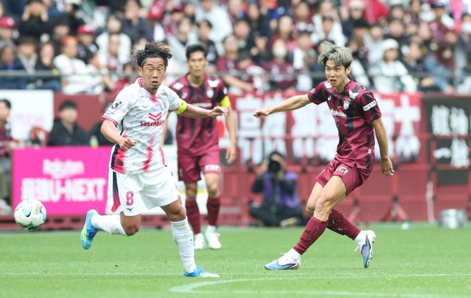 後半、前線へボールを出す大迫勇也。左は香川真司（撮影・中田匡峻）