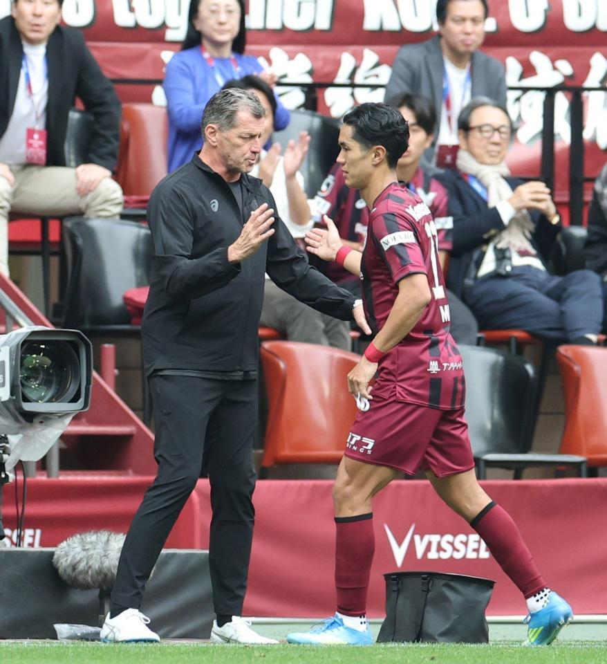 後半、交代する神戸・武藤嘉紀（右）を迎えるミヒャエル・スキッベ監督（撮影・中田匡峻）