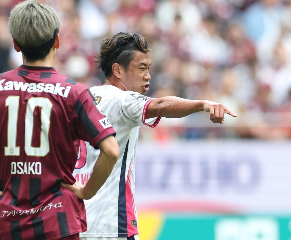 前半、指示を出すＣ大阪・香川真司（撮影・中田匡峻）