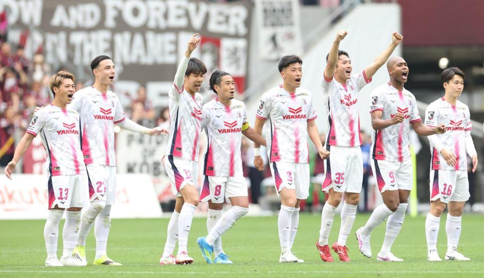 ＰＫ戦の末、神戸に勝利し喜ぶ香川真司（左から４人目）らＣ大阪イレブン（撮影・中田匡峻）
