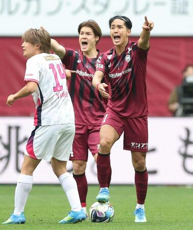 　後半、声を荒らげる（右から）神戸・武藤と酒井（撮影・中田匡峻）