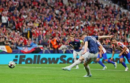 　アトレチコ・マドリード戦でＰＫを決めるアーセナルのヨケレス＝マドリード（ロイター＝共同）