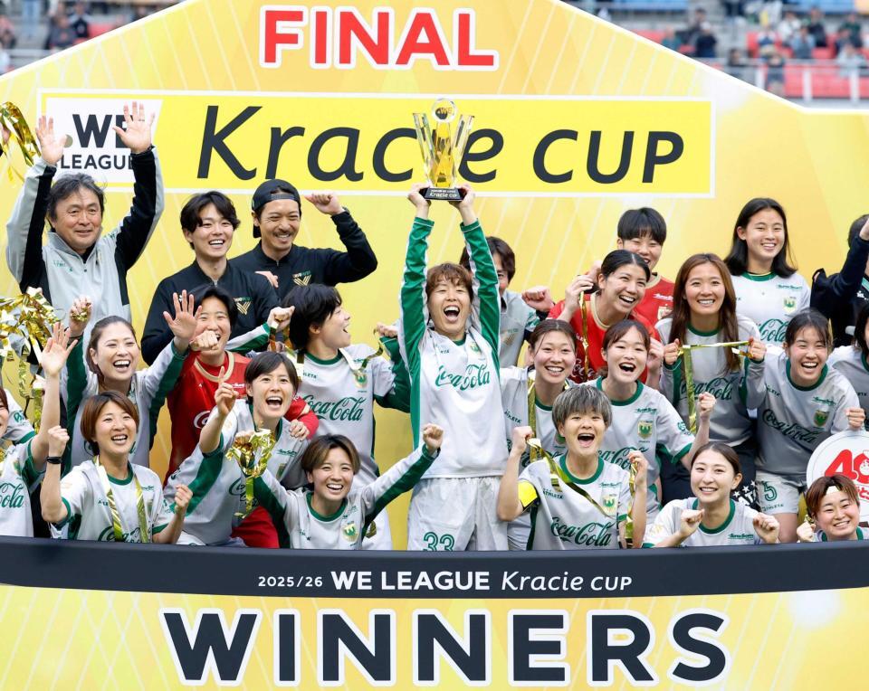 　初優勝を果たし大喜びの岩清水（中央）ら日テレ東京Ｖの選手たち