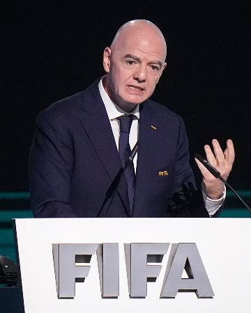 　ＦＩＦＡ総会でスピーチするインファンティノ会長＝４月３０日、バンクーバー（ＡＰ＝共同）