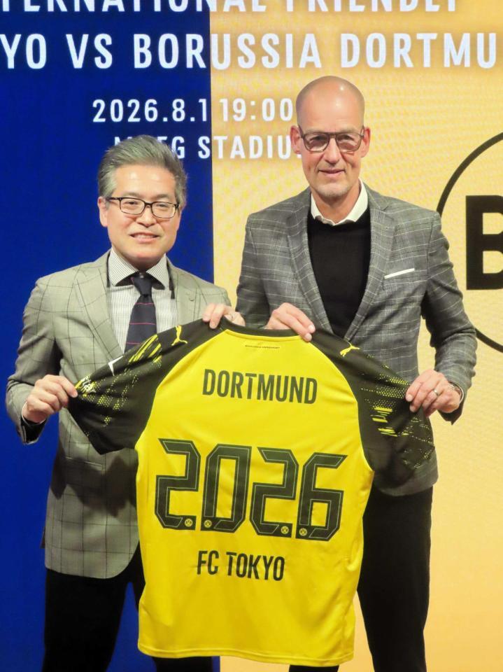 　国際親善試合開催を発表したＦＣ東京の川岸滋也社長（左）とドルトムントのカルステン・クラマーＣＥＯ