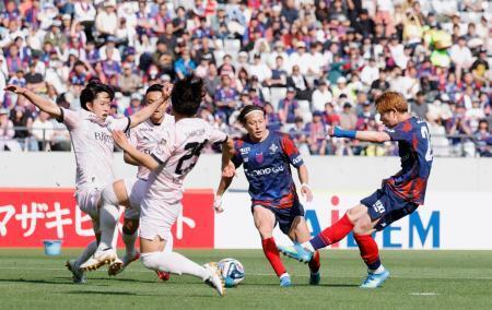 　ＦＣ東京-川崎　後半、チーム２点目のゴールを決めるＦＣ東京・野沢（右端）＝味スタ