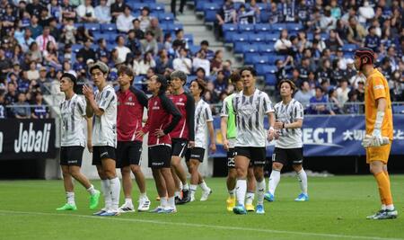 Ｇ大阪に５対０と大敗し、呆然とした表情でサポーターへの挨拶に向かう神戸イレブン（撮影・坂部計介）