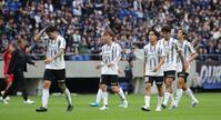 Ｇ大阪に５対０と大敗し、呆然とした表情でサポーターへの挨拶に向かう神戸イレブン（撮影・坂部計介）