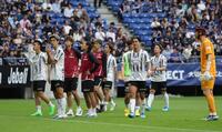 Ｇ大阪に５対０と大敗し、呆然とした表情でサポーターへの挨拶に向かう神戸イレブン（撮影・坂部計介）
