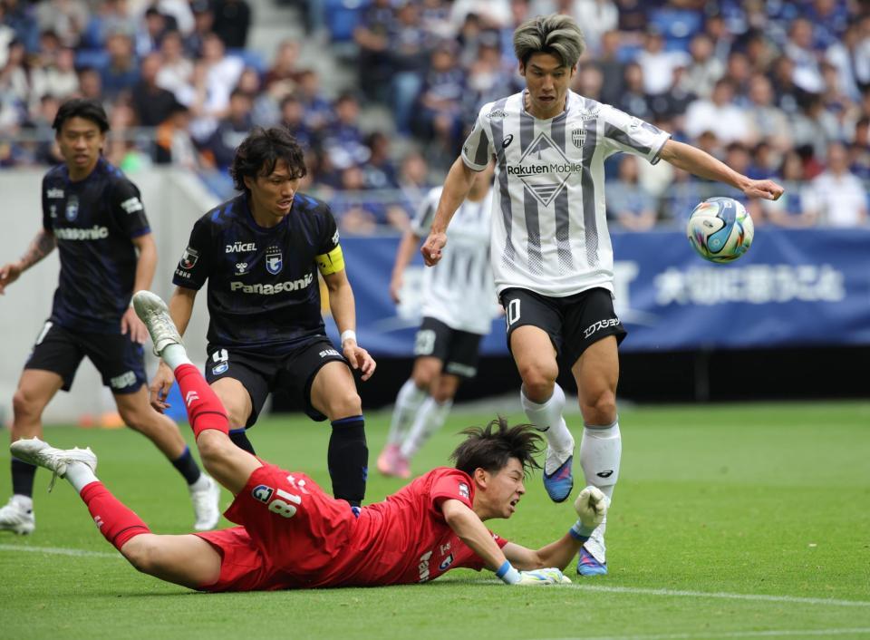 後半、上がったクロスに神戸・大迫勇也（右）が飛び込んだがＧ大阪・荒木琉偉の好セーブに阻まれる（撮影・坂部計介）