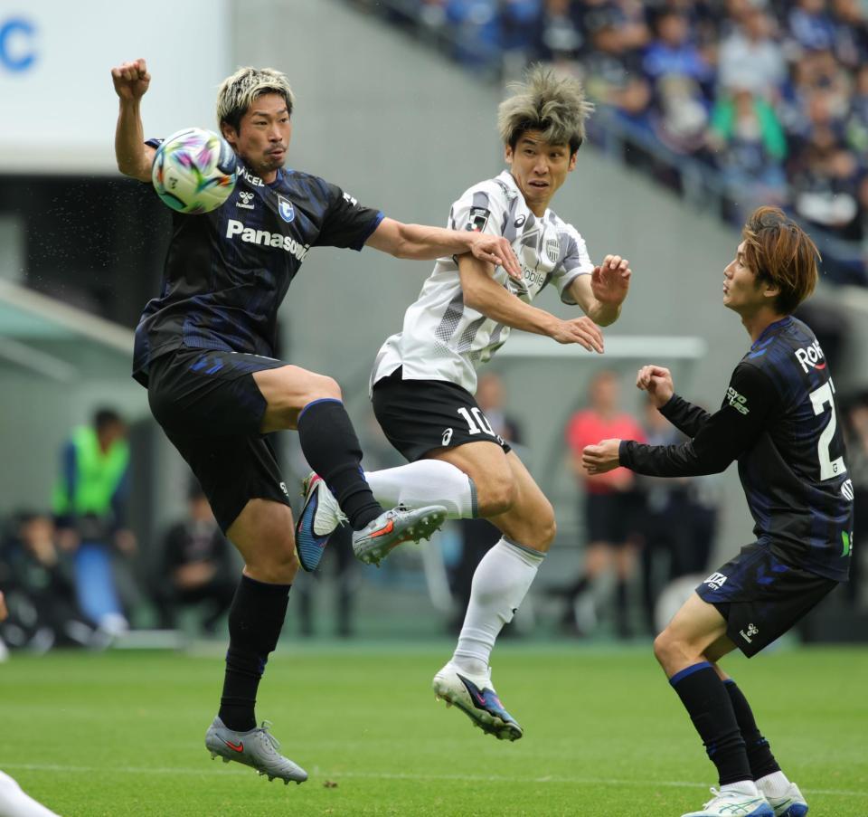 後半、ゴール前で競り合う大迫（右）とＧ大阪・三浦（撮影・坂部計介）