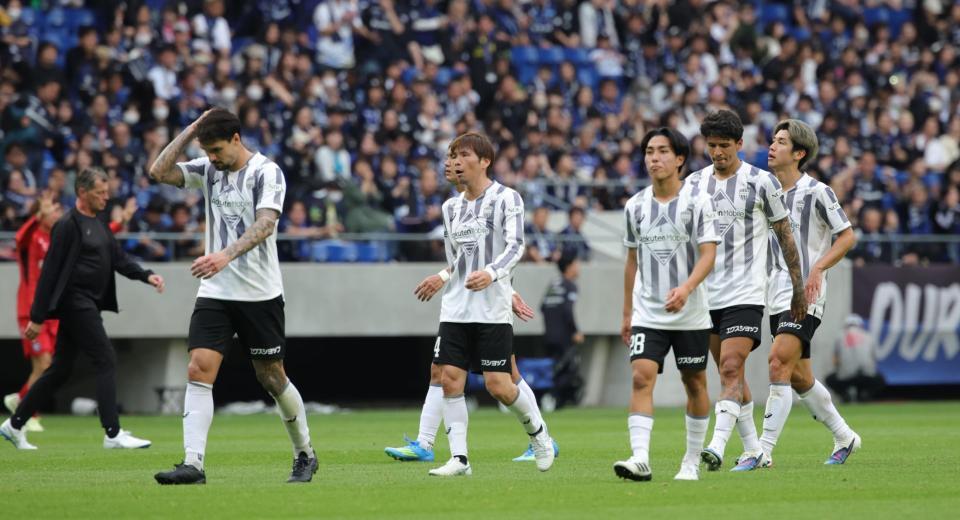 Ｇ大阪に５対０と大敗し、呆然とした表情でサポーターへの挨拶に向かう神戸イレブン（撮影・坂部計介）