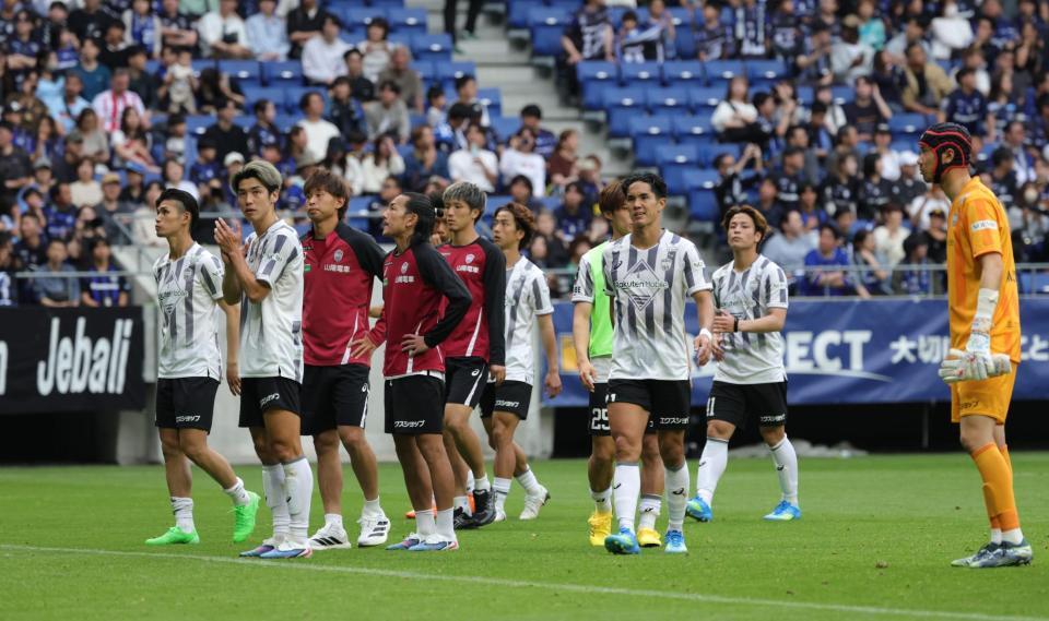 Ｇ大阪に５対０と大敗し、呆然とした表情でサポーターへの挨拶に向かう神戸イレブン（撮影・坂部計介）