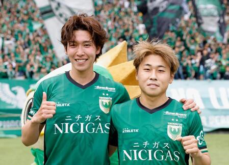 柏に競り勝ち写真に納まる東京Ｖの林（左）と新井
