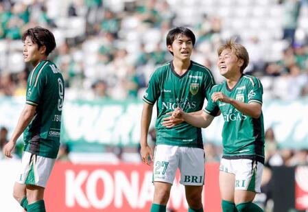 柏に競り勝ち喜ぶ東京Ｖ・新井（右）