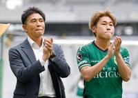 柏に競り勝ちサポーターの声援に応える東京Ｖの城福監督（左）と新井