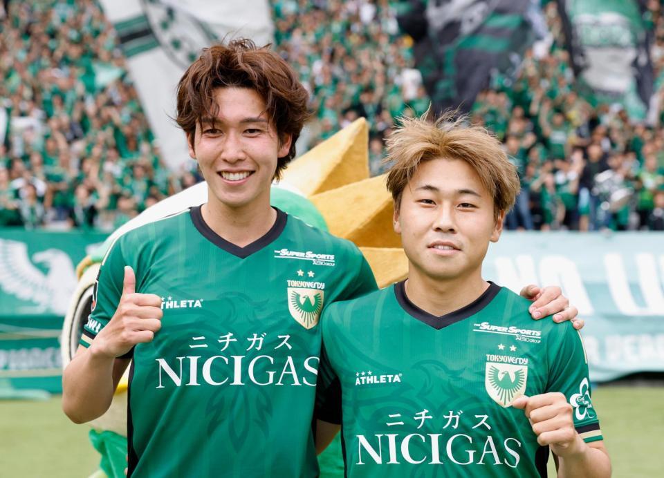 柏に競り勝ち写真に納まる東京Ｖの林（左）と新井