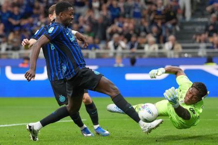 　サッカーのイタリア１部リーグで、インテル・ミラノ戦に出場したパルマのＧＫ鈴木彩艶（右）＝３日、ミラノ（ＡＰ＝共同）