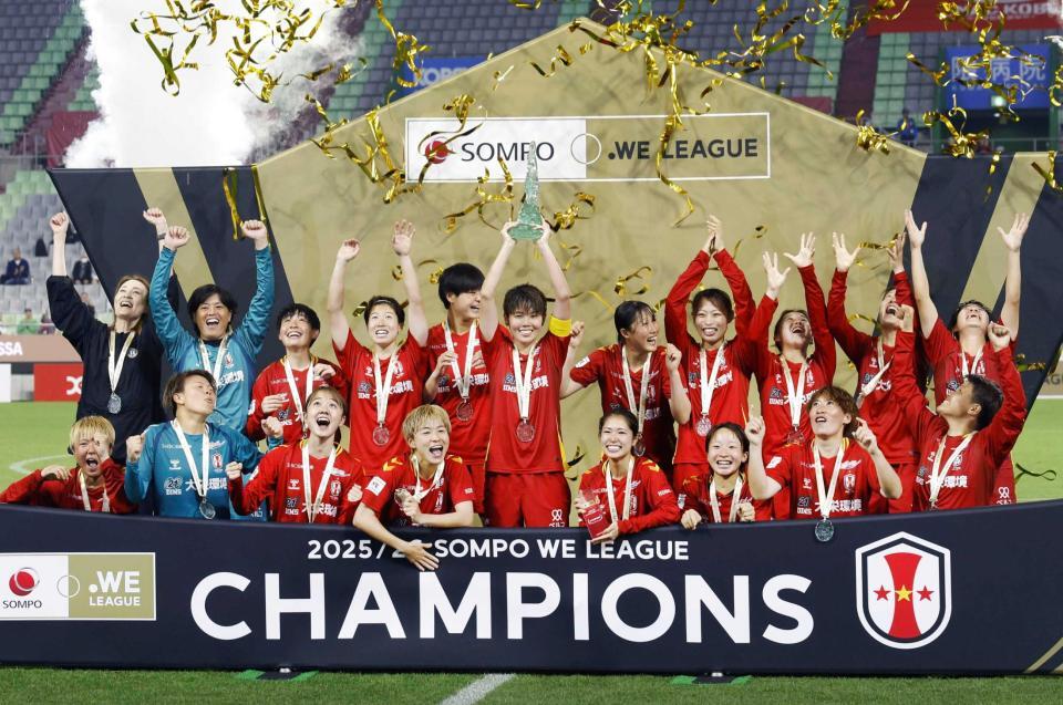 ４季ぶり２度目の優勝を果たし、喜ぶＩＮＡＣ神戸の選手たち
