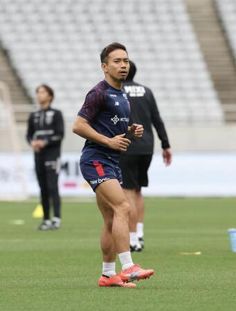 アップをするＦＣ東京・長友（撮影・佐々木彰尚）