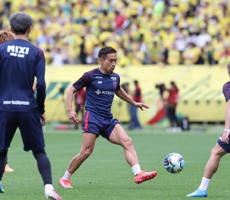 アップをするＦＣ東京・長友（撮影・佐々木彰尚）