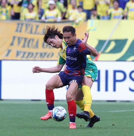 後半、競るＦＣ東京・長友（撮影・佐々木彰尚）