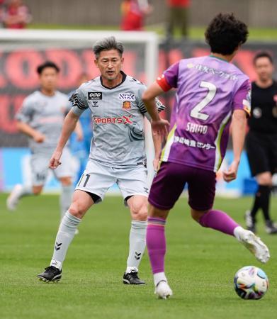 　藤枝-福島　前半、プレーする福島・三浦＝藤枝サ