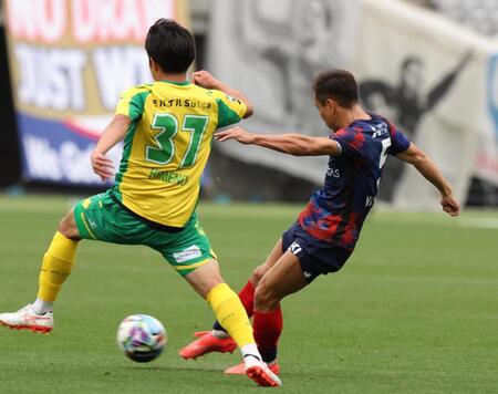 後半、ゴールを狙うＦＣ東京・長友（撮影・佐々木彰尚）