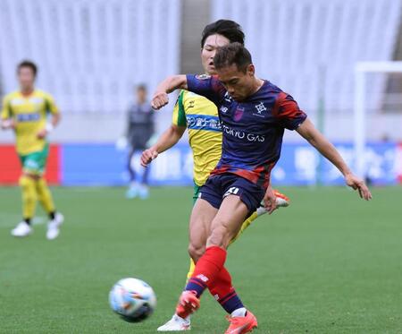 後半、前線に出すＦＣ東京・長友（撮影・佐々木彰尚）
