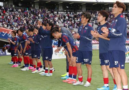 あいさつをするＦＣ東京・長友（中央）＝撮影・佐々木彰尚