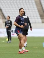 アップをするＦＣ東京・長友（撮影・佐々木彰尚）